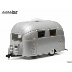 En ligne seulement  Roulotte Airstream 16 Bambi Sport Silver  Greenlight 1/24 18224