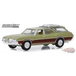 1971 Oldsmobile Vista Cruiser in Palm Green Metallic / Woodgrain  Estate Wagons  4 - 1/64  Greenlight 29970 C Passion Diecast 