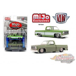 2x 1975 Chevrolet Silverado SQUAREBODY - Mijo Speed Shop avec pont élévateur à 4 poteaux - M2 Machines 1:64 - 33000-MJS01