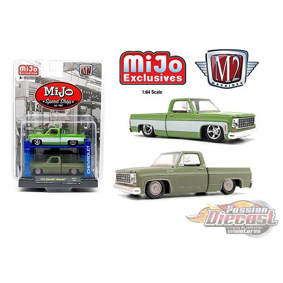 2x 1975 Chevrolet Silverado SQUAREBODY - Mijo Speed Shop avec pont élévateur à 4 poteaux - M2 Machines 1:64 - 33000-MJS01