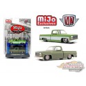 (Web Only) 2x 1975 Chevrolet Silverado SQUAREBODY - Mijo Speed Shop avec pont élévateur à 4 poteaux - M2  1:64 - 33000-MJS01