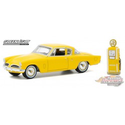 1953 Studebaker Commander with Vintage Gas Pump  - The Hobby Shop Series 9 -1/64 Greenlight-  97090 A - Passion Diecast 