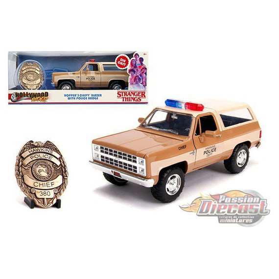 Hopper's Chevrolet Blazer / Insigne de la police "Hawkins "Stranger Things" -  JADA 1/24 -  31111 -  Passion Diecast