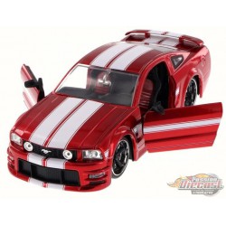 2006 Ford Mustang GT Rouge avec bande blanche  -  Jada 1/24 - 90658 RD