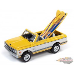 American Snapshots - Diorama 1970 Chevrolet Blazer convertiblewith Surf Boards - Johnny Lightning -  1:64 - JLDR005 A