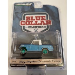 1970 Jeep Jeepster Commando en bleu clair métallisé avec toit blanc  - Serie 8-Blue Collar - GREENMACHINE 1/64 - 35180 BGR Passi