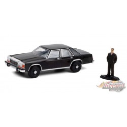 1987 Ford LTD Crown Victoria et Man in Black Suit- The Hobby Shop Series 10 -1/64 Greenlight-  97100 E - Passion Diecast 