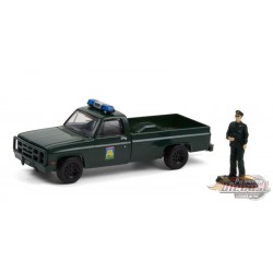 1986 Chevrolet M1008 et figurine Enforcement Officer - The Hobby Shop Series 10 - 1/64 Greenlight-  97100 D - Passion Diecast 