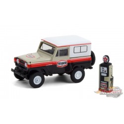 1967 Nissan Patrol - Texaco with Vintage Texaco Gas Pump - The Hobby Shop Series 10 - 1/64 Greenlight - 97100 A