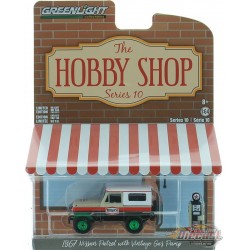 1967 Nissan Patrol - Texaco et Vintage Texaco Gas - The Hobby Shop Series 10 - 1/64 Greenlight - 97100 AGR Passion Diecast