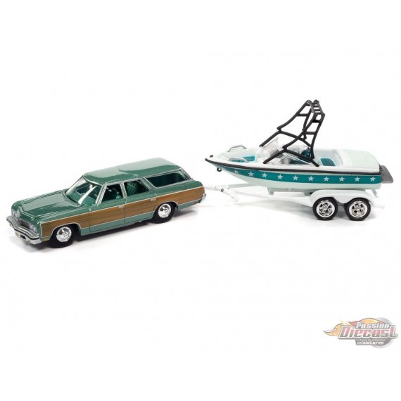 1973 Chevy Caprice Woody Wagon en vert avec bateau Mastercraft et remorque - Johnny Lightning  1:64 - JLBT015 JLSP204-A