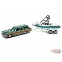 1973 Chevy Caprice Woody Wagon en vert avec bateau Mastercraft et remorque - Johnny Lightning  1:64 - JLBT015 -  JLSP204 A