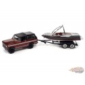(web only)1969 International Scout II en rouge et noir avec Malibu Boat et remorque  - Johnny Lightning  1:64 JLSP205 A