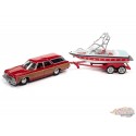 1973 Chevy Caprice Woody Wagon blanc et rouge avec bateau Mastercraft et remorque - Johnny Lightning 1:64 - JLBT015 -  JLSP204 B