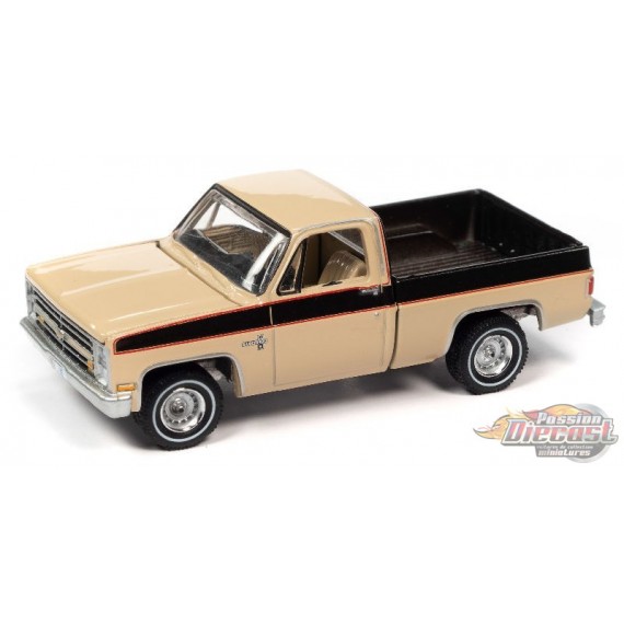 1985 Chevrolet Silverado beige bandes et marron foncé  - Auto World 1/64 - AWSP087 B -  Passion Diecast 