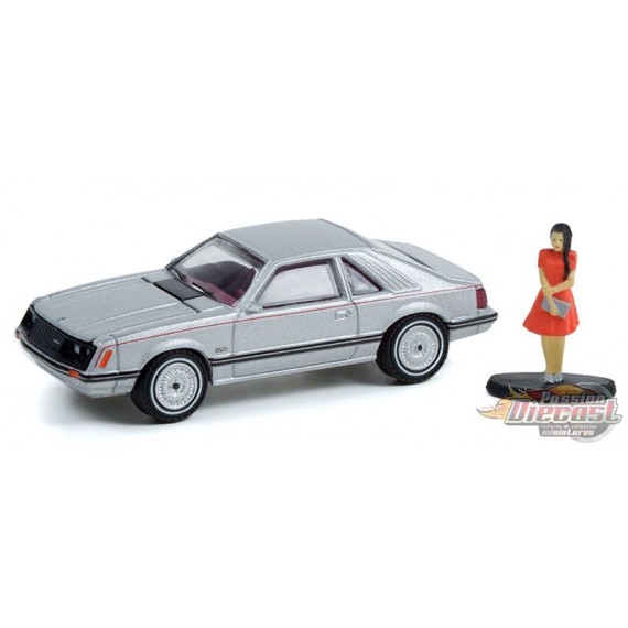 1979 Ford Mustang Coupe Ghia avec une femme en robe - The Hobby Shop Series 12 - 1/64 Greenlight - 97120 B - Passion Diecast 