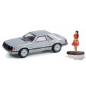 1979 Ford Mustang Coupe Ghia avec une femme en robe - The Hobby Shop Series 12 - 1/64 Greenlight - 97120 B