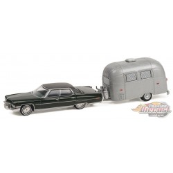1972 Cadillac Sedan DeVille in Brewster Green Airstream 16' - Hitch & Tow 24, 1/64 Greenlight - 32240 A - Passion Diecast