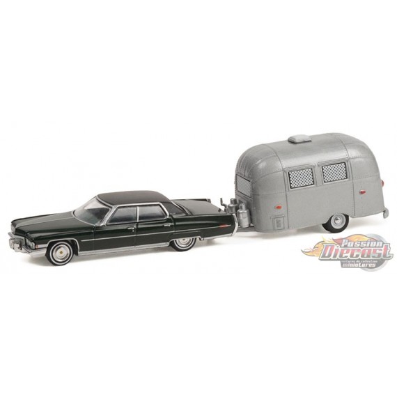 1972 Cadillac Berline DeVille en vert et avec Airstream 16' - Hitch & Tow 24, 1/64 Greenlight - 32240 A - Passion Diecast