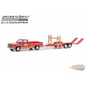 Busted Knuckle Garage - 1982 GMC K-2500 Sierra Wideside avec remorque de voiture - Hitch & Tow 25 1/64 Greenlight - 32250 B