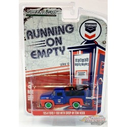 CHASE CAR 1954 Ford F-100 avec Drop-in Tow Hook - Standard Oil Company - Running on Empty 13 - 1/64 Greenlight - 41130 AGR