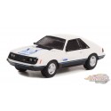 1979 Ford Mustang Cobra en blanc et bleu moyen lueur - Hot Hatches Series 2 - 1/64 Greenlight - 63020 C