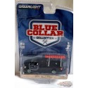 CHASE CAR 2017 Ford F-150 with Ladder Rack - Blue Collar Collection 9 - Greenlight 1/64 - 35200 FGR