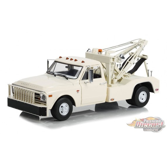 1968 Chevrolet C-30 Dually Wrecker - White  -  1/18  Greenlight 13623