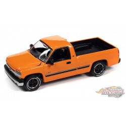 2002 Chevrolet Silverado en Tanger Orange - Johnny Lightning 1/64 - JLSP281 A Passion Diecast