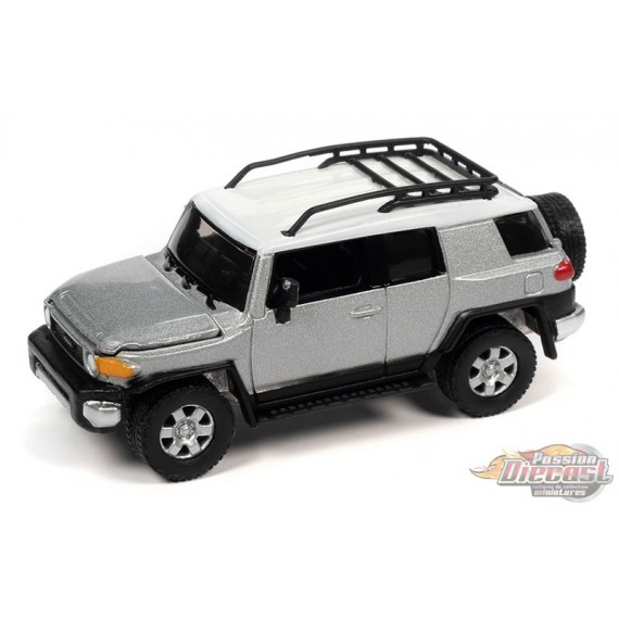 Toyota FJ Cruiser 2007 en argent titane - Johnny Lightning 1/64 - JLSP278 A Passion Diecast