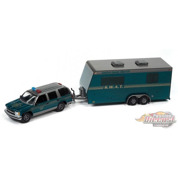 Sheriff - 1997 Chevrolet Tahoe Camper Trailer in Sherwood Green and Gold - Truck&Trailers - Johnny Lightning  1:64 - JLSP300 B