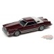 1979 Lincoln Continental Mark V en poly rouge foncé avec toit à moitié blanc - Auto World - 1/64 - AWSP127 B Passion Diecast