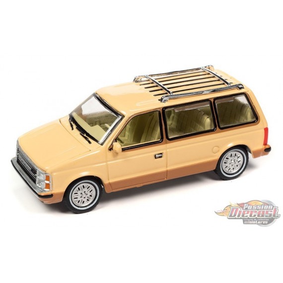 1985 Plymouth Voyager en crème avec des côtés inférieurs beiges - Auto World - 1/64 - AWSP129 B Passion Diecast