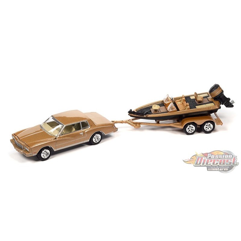 1980 Chevrolet Monte Carlo with Bass Boat in Light Camel Poly -  Truck&Trailers - Johnny Lightning 1:64 