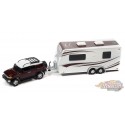 (web only) Toyota FJ Cruiser 2010 avec remorque de camping en rouge brique -