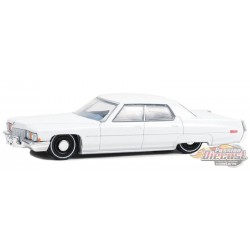 1972 Cadillac Sedan deVille in Cotillion White - California Lowriders Series 3 -1/64 Greenlight - 63040 D