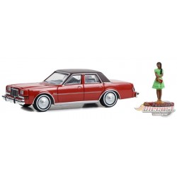 1983 Dodge Diplomat avec femme en robe - The Hobby Shop Series 15 - 1/64 Greenlight - 97150 C