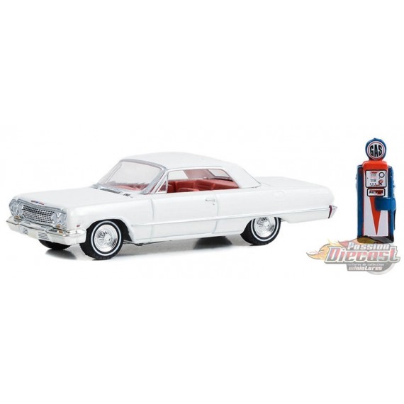 1963 Chevrolet Bel Air avec pompe à essence vintage - The Hobby Shop Series 15 - 1/64 Greenlight - 97150 A