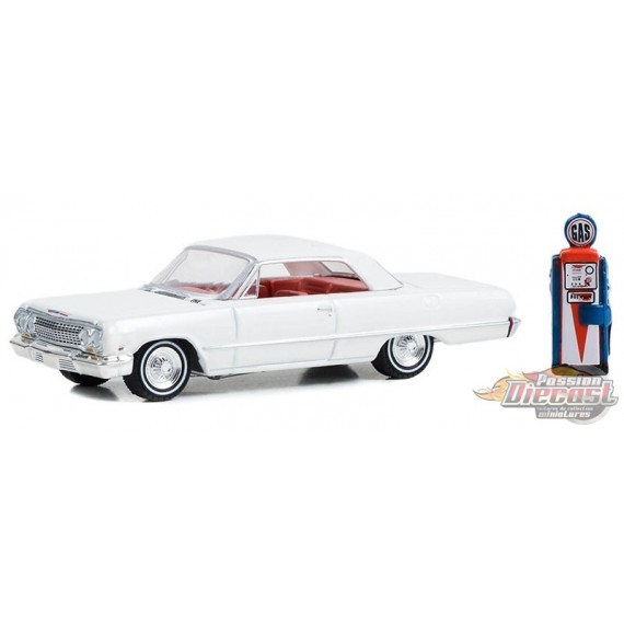 1963 Chevrolet Bel Air with Vintage Gas Pump - The Hobby Shop Series 15 - 1/64 Greenlight - 97150 A