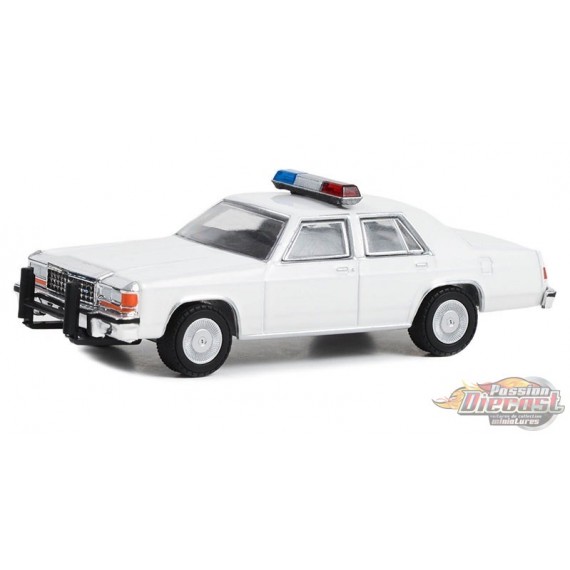 Police 1980 91 Ford LTD Crown Victoria with Light Bar and Push Bar in White Hobby Exclusive 1 64 Greenlight 43007 B