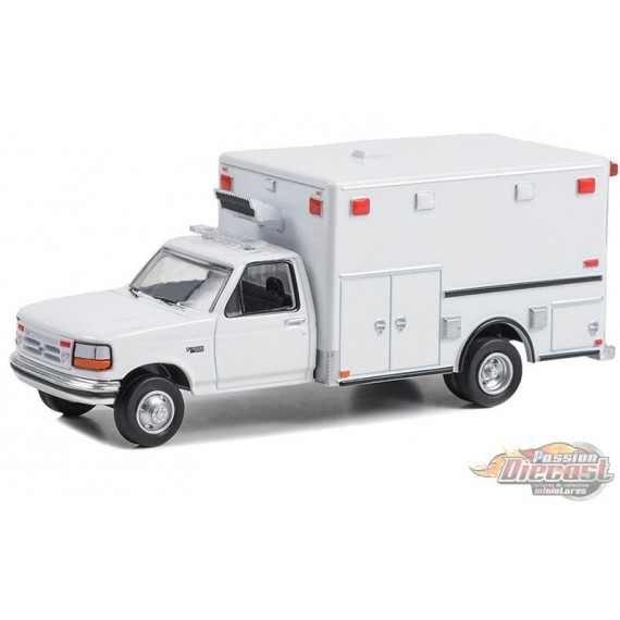 First Responders - 1992 Ford F-350 Ambulance in White - Hobby Exclusive - 1/64 Greenlight - 67061