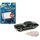 Trivial Pursuit - Ford Gran Torino Sport 1972 en poly vert foncé avec bandes latérales jaunes - Johnny Lightning 1/64 - JLSP239