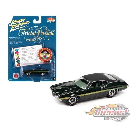 Trivial Pursuit - Ford Gran Torino Sport 1972 en poly vert foncé avec bandes latérales jaunes - Johnny Lightning 1/64 - JLSP239