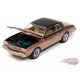 1980 Chevrolet Monte Carlo en Light Camel Poly avec toit et capot noir brillant - Johnny Lightning - 1/64 - JLSP336 B