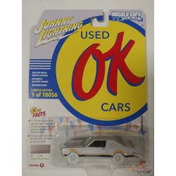 CHASE 1976 Plymouth Road Runner Cloud avec des rayures noires et orange - Johnny Lightning 1/64 - JLSP197 BGR