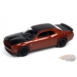 Dodge Challenger SRT Super Stock 2021 en Sinamon Stick Metallic & Flat Noir Capot, toit & coffre - Auto World - 1/64 - AWSP139 A