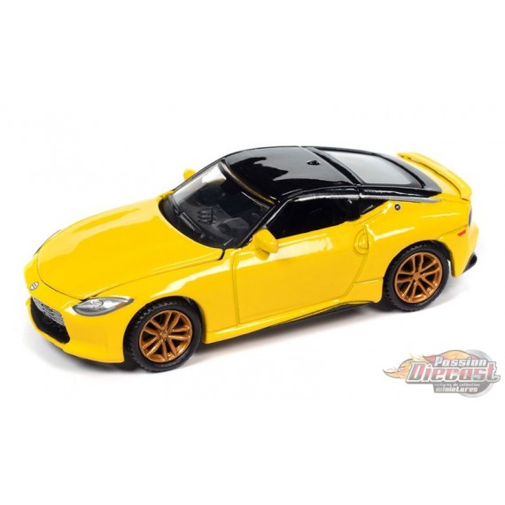 Nissan Z 2023 en jaune Ikazuchi avec toit noir lustré - Auto World - 1/64 - AWSP134 B Passion Diecast