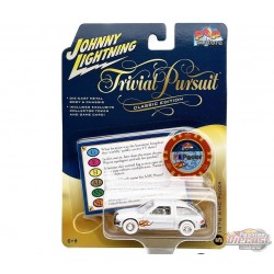 CHASE CAR Trivial Pursuit - 1976 AMC Pacer avec jeton de poker en bleu clair - Johnny Lightning 1/64 - JLSP313GR