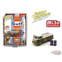1965 Volkswagen Type 2 Transporter GULF avec 2 barils GULF limités à 4 800 - Johnny Lightning 1/64 - JLCP7442