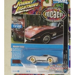 CHASE CAR 1969 Chevrolet Corvette en Bourgogne - Johnny Lightning 1/64 - JLSP291 AGR Passion Diecast